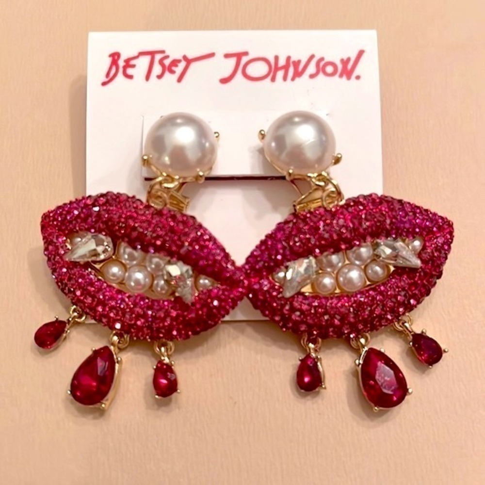 Brand New Betsey Johnson Sparkly Lips Faux Pearl Vampire Halloween Drop Earrings